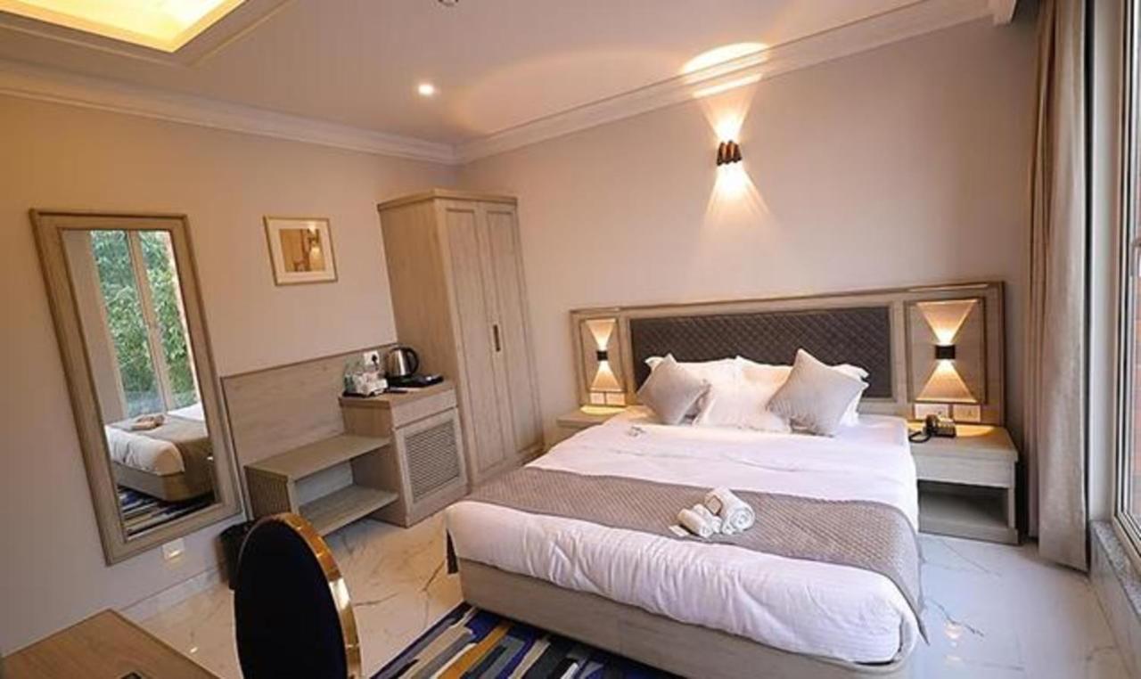 Fabhotel Prime Hampton By Ic'S 노이다 외부 사진