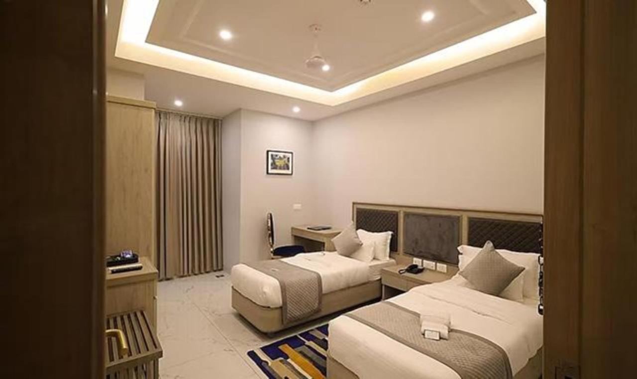 Fabhotel Prime Hampton By Ic'S 노이다 외부 사진